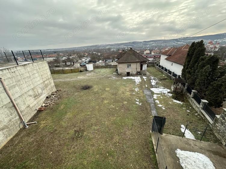 Casă cu 2 camere cu Teren 1800 Mp în Peștișu Mare