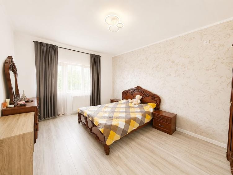 Casă cu 6 camere decomandat cu Canalizare în Valu lui Traian