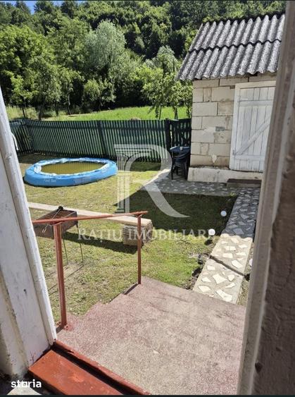 Casă cu 6 camere cu Teren 2300 Mp în Pomezeu