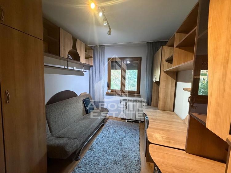 Apartament cu 3 camere semidecomandat, mobilat în Dacia