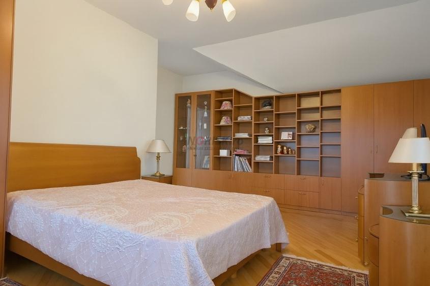 Casă cu 9 camere cu Teren 4500 Mp în Domnești