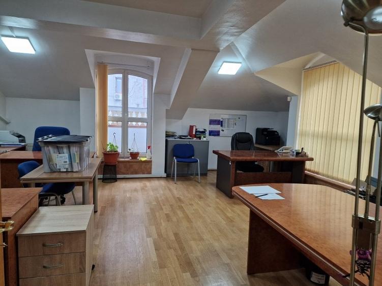 Casă individuală cu 15 camere cu Garaj în Unirii