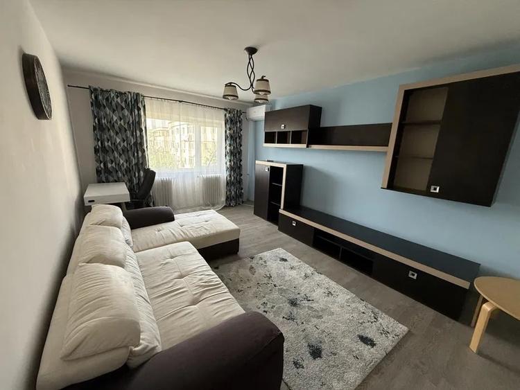 Apartament cu 3 camere decomandat, mobilat în Nicolina