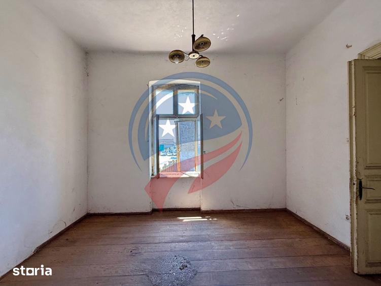 Casă cu 7 camere cu Teren 330 Mp în Central