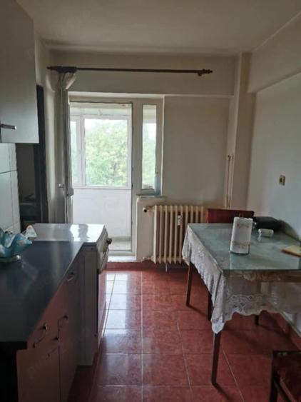 Apartament cu 3 camere decomandat în Sărari