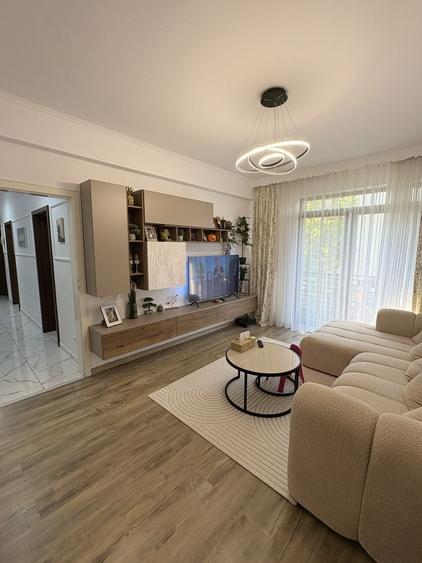 Apartament cu 3 camere decomandat în Uverturii