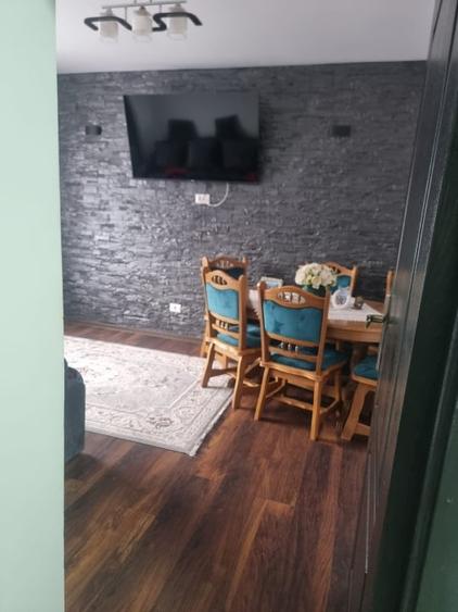 Apartament cu 3 camere decomandat, mobilat în Putna