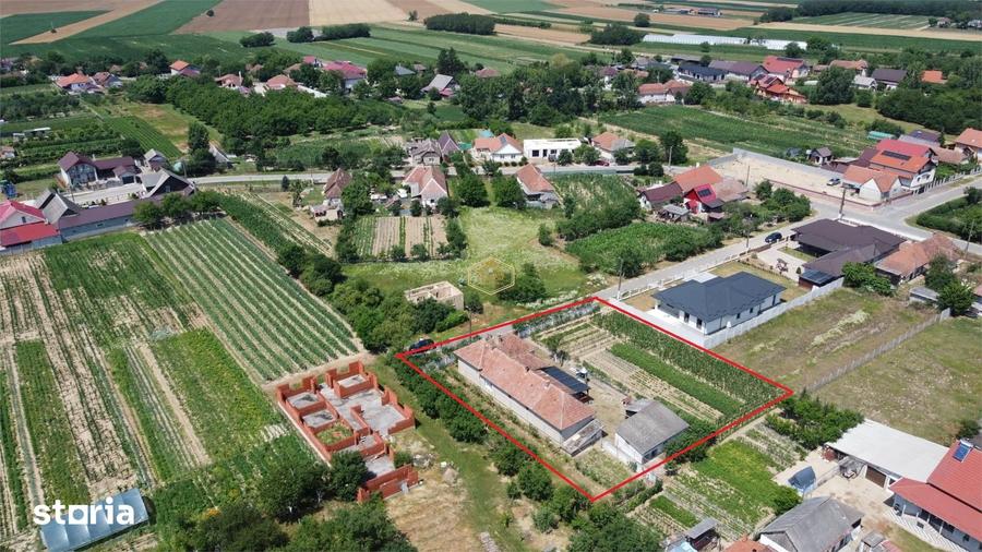 Casă cu 4 camere cu Teren 1656 Mp în Livada