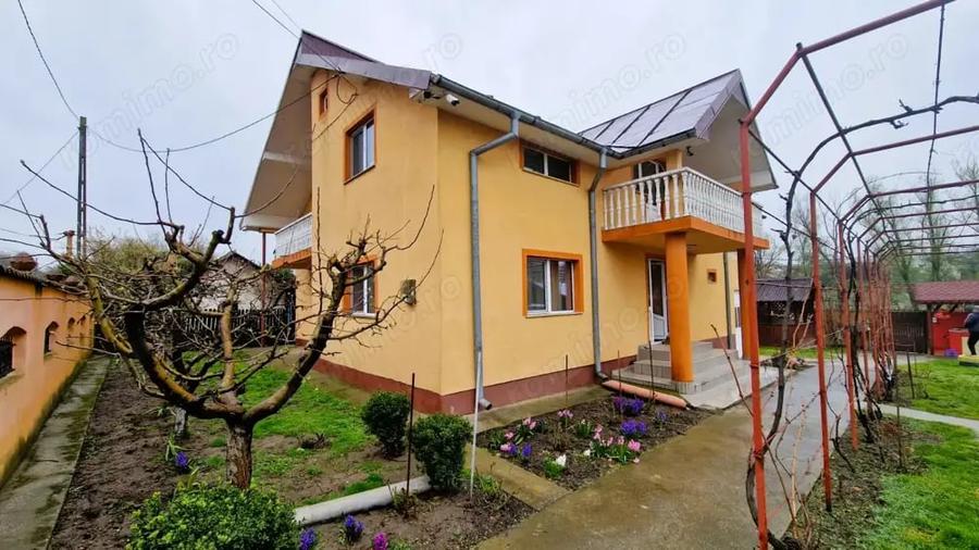 Casă cu 5 camere cu Teren 1500 Mp în Turia