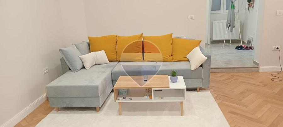 Apartament cu 3 camere decomandat, mobilat în Ultracentral