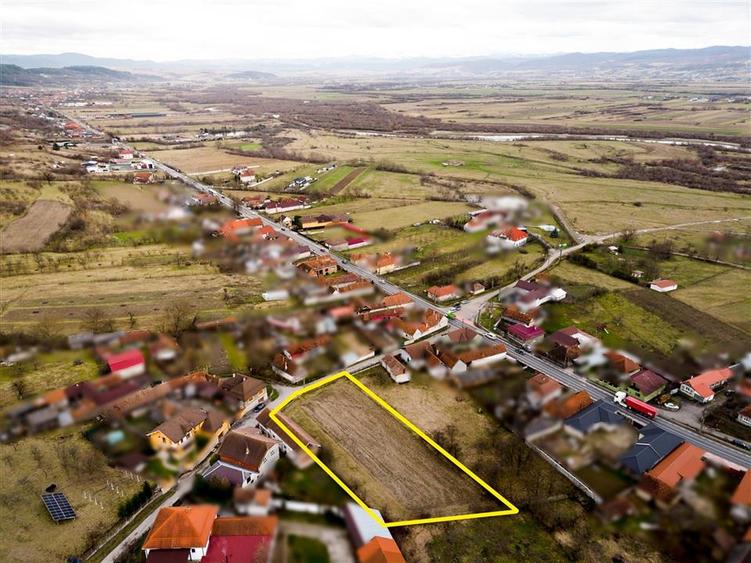 Teren Construcții intravilan de 2261 mp, în Tinăud