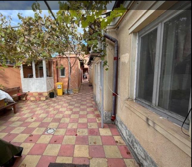 Casă cu 8 camere cu Teren 240 Mp în Universitate