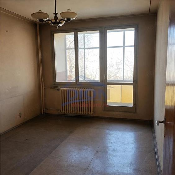 Apartament cu 3 camere semidecomandat în Rahova