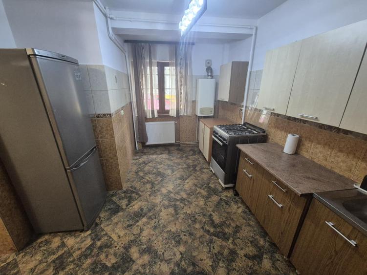 Apartament cu 3 camere decomandat în Calea Victoriei