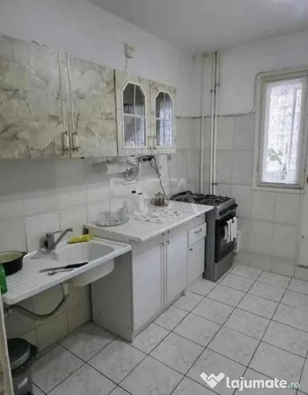 Apartament cu 3 camere semidecomandat în Crângași