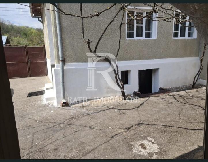 Casă individuală cu 6 camere cu Canalizare în Sitani