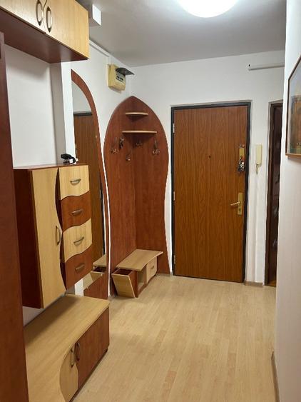 Apartament cu 3 camere decomandat, mobilat în Central