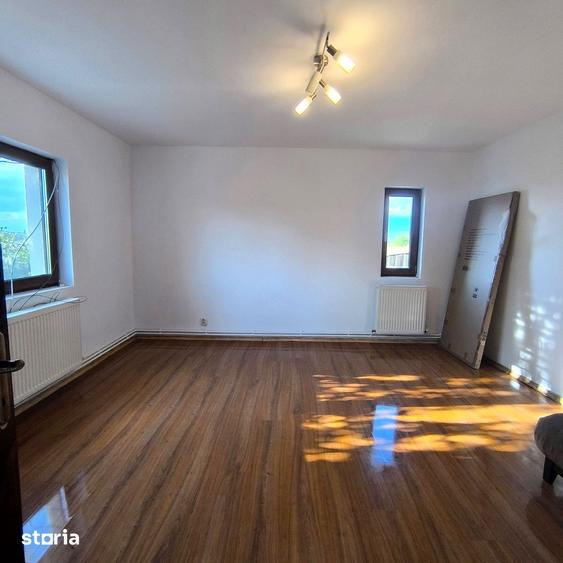 Casă cu 5 camere cu Teren 1070 Mp în Bucium