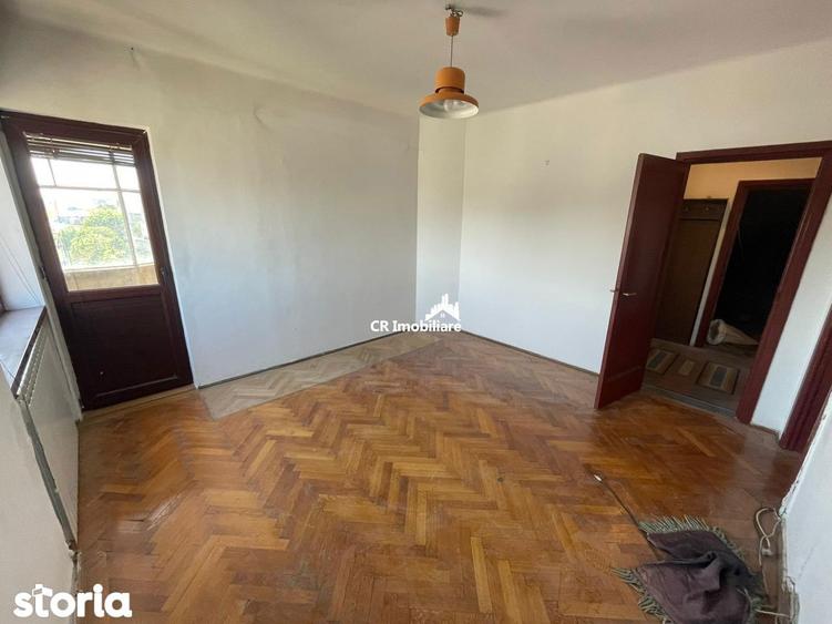 Apartament cu 4 camere semidecomandat în Victoriei