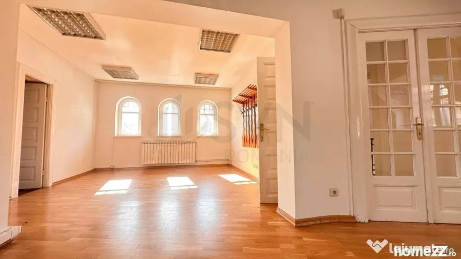 Casă cu 7 camere cu Teren 370 Mp în Aviatorilor