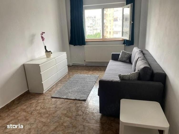 Apartament cu 4 camere semidecomandat în Văcăresti
