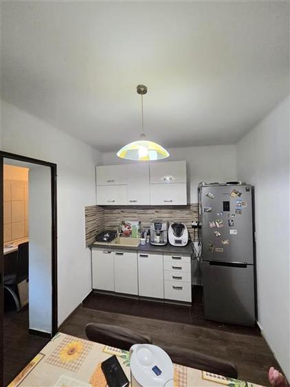 Apartament cu 3 camere decomandat, mobilat în Far