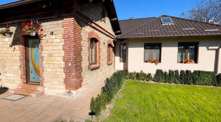 Casă cu 4 camere în Exterior Vest