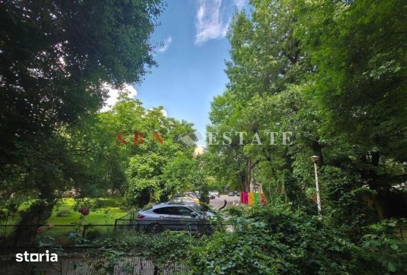 Apartament cu 3 camere semidecomandat în Berceni