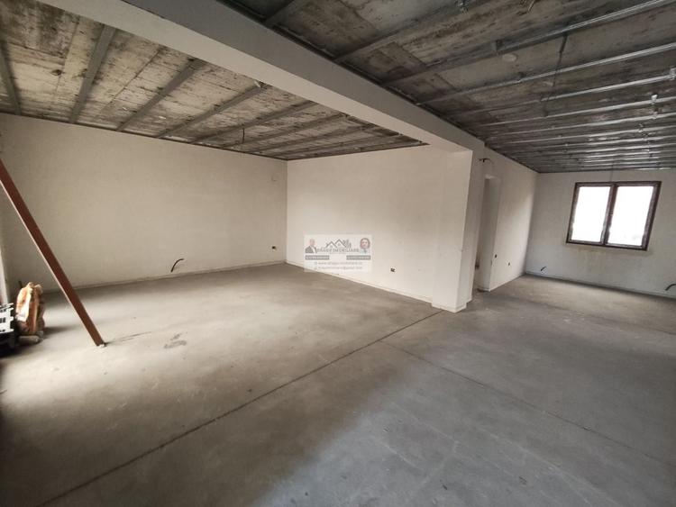 Casă individuală cu 8 camere cu Canalizare în Vest