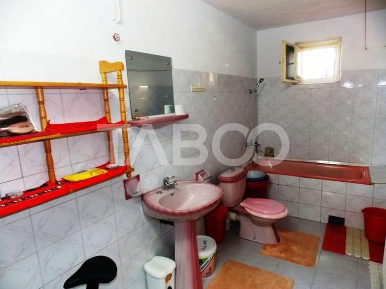 Casă individuală cu 6 camere decomandat cu Canalizare în Gușterița