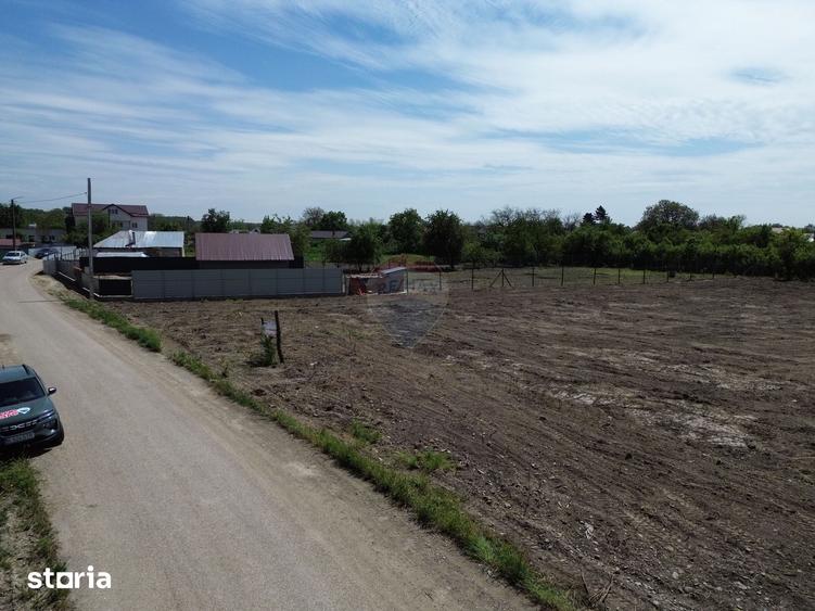 Teren de 1660 mp, în Vânători