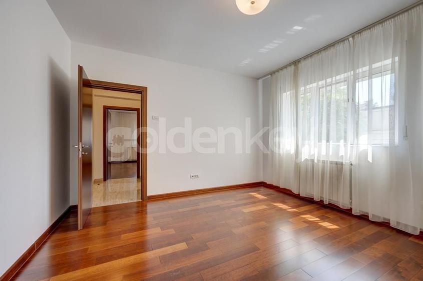 Apartament cu 4 camere decomandat în Dacia