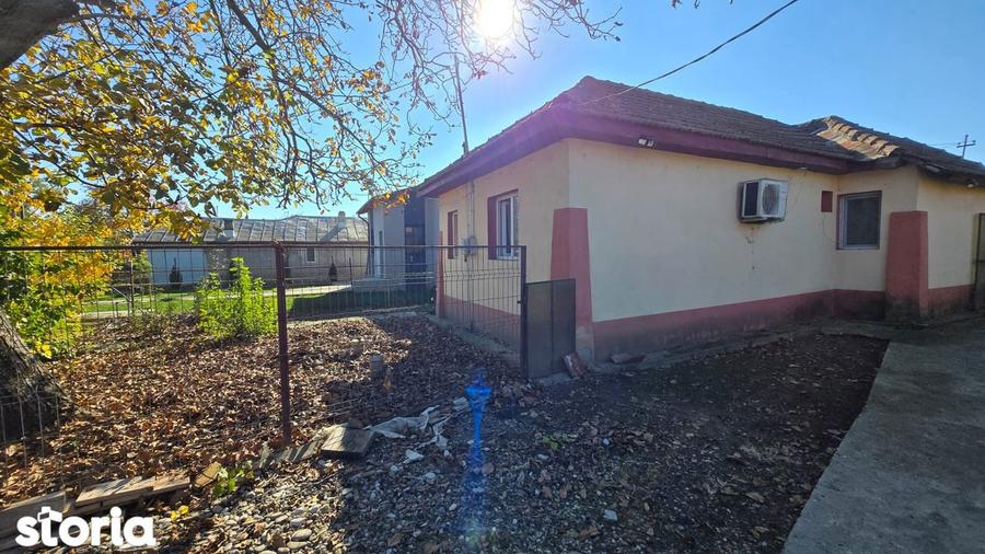 Casă cu 3 camere semidecomandat cu Teren 3197 Mp în Dumbrava