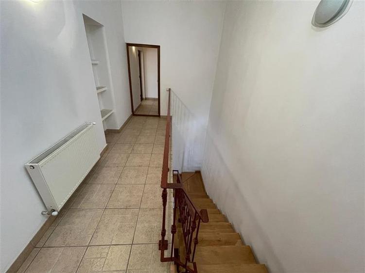 Casă individuală cu 5 camere cu Canalizare în Ultracentral