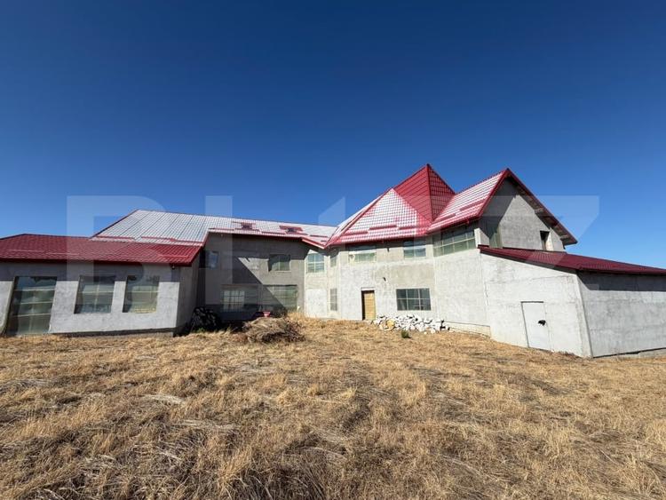 Casă individuală cu 20 camere cu Teren 2000 Mp în Periferie