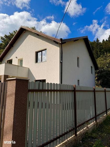 Casă cu 7 camere cu Teren 526 Mp în Măneciu