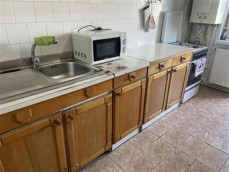 Apartament cu 3 camere decomandat, mobilat în Central