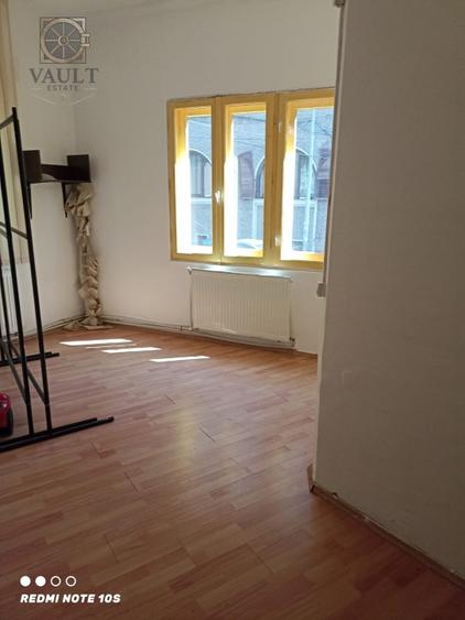 Apartament cu 3 camere semidecomandat în Știrbei Vodă