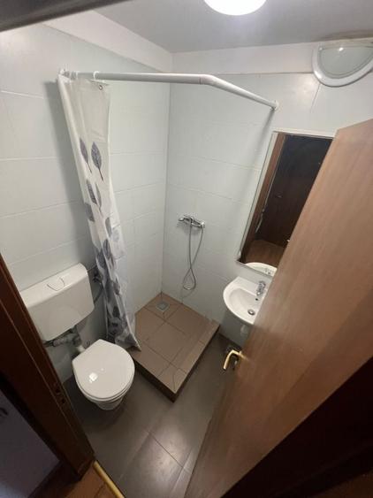 Apartament cu 3 camere decomandat în Roșu