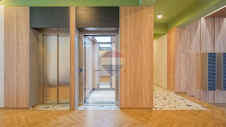 Apartament cu 3 camere decomandat în Tractorul