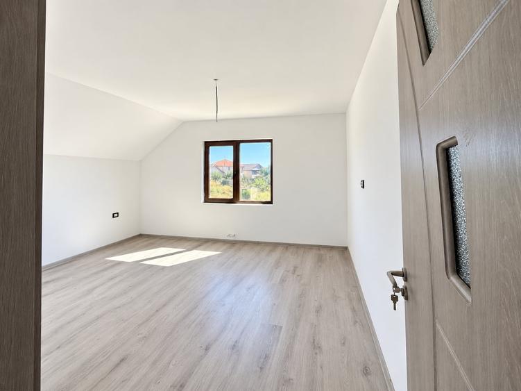 Casă individuală cu 7 camere cu Canalizare în Lumina