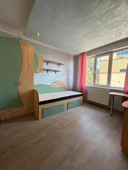 Apartament cu 3 camere semidecomandat în Faleză