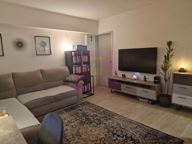 Apartament cu 3 camere semidecomandat în 1 Mai