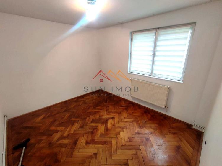 Apartament cu 3 camere semidecomandat în Central