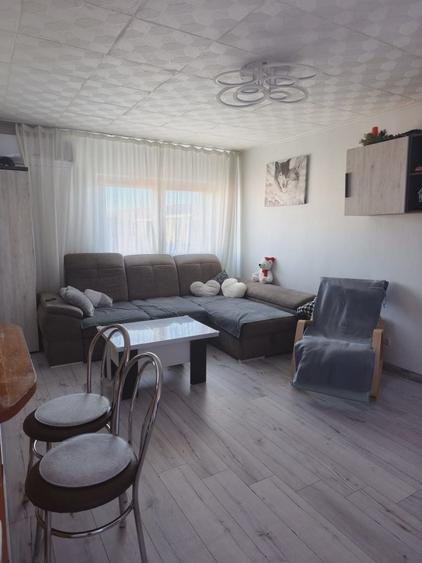 Apartament cu 3 camere decomandat în Astra