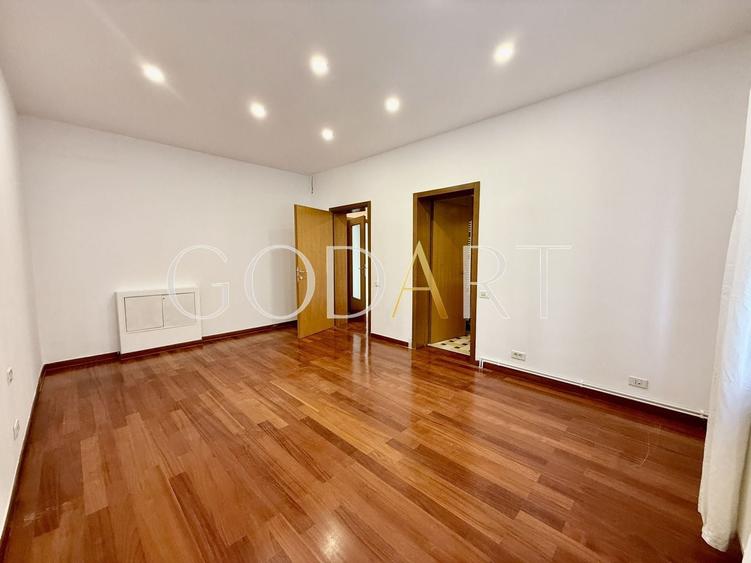 Apartament cu 5 camere semidecomandat în Primăverii