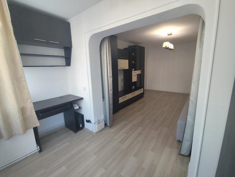 Apartament cu 3 camere semidecomandat, mobilat în Tractorul