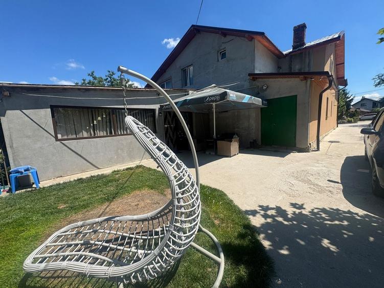 Casă individuală cu 9 camere cu Canalizare în Periș