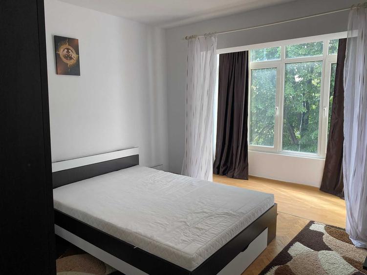 Apartament cu 3 camere decomandat în Soarelui