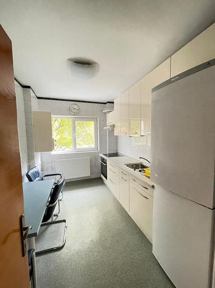 Apartament cu 3 camere decomandat, mobilat în Apărătorii Patriei